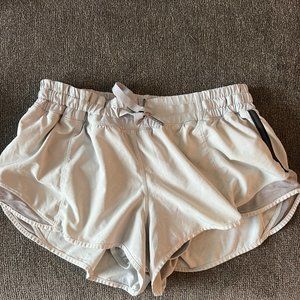 Lululemon White Hotty Hot Short 2.5"